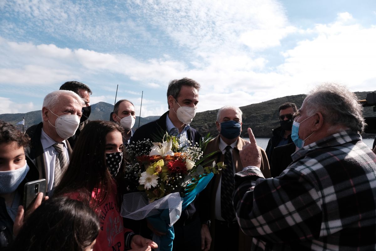 Μητσοτάκης Ικαρία: Σφοδρή σύγκρουση με την αντιπολίτευση για το γεύμα του πρωθυπουργού