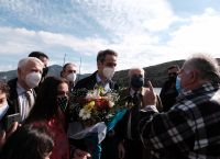 Μητσοτάκης Ικαρία: Σφοδρή σύγκρουση με την αντιπολίτευση για το γεύμα του πρωθυπουργού