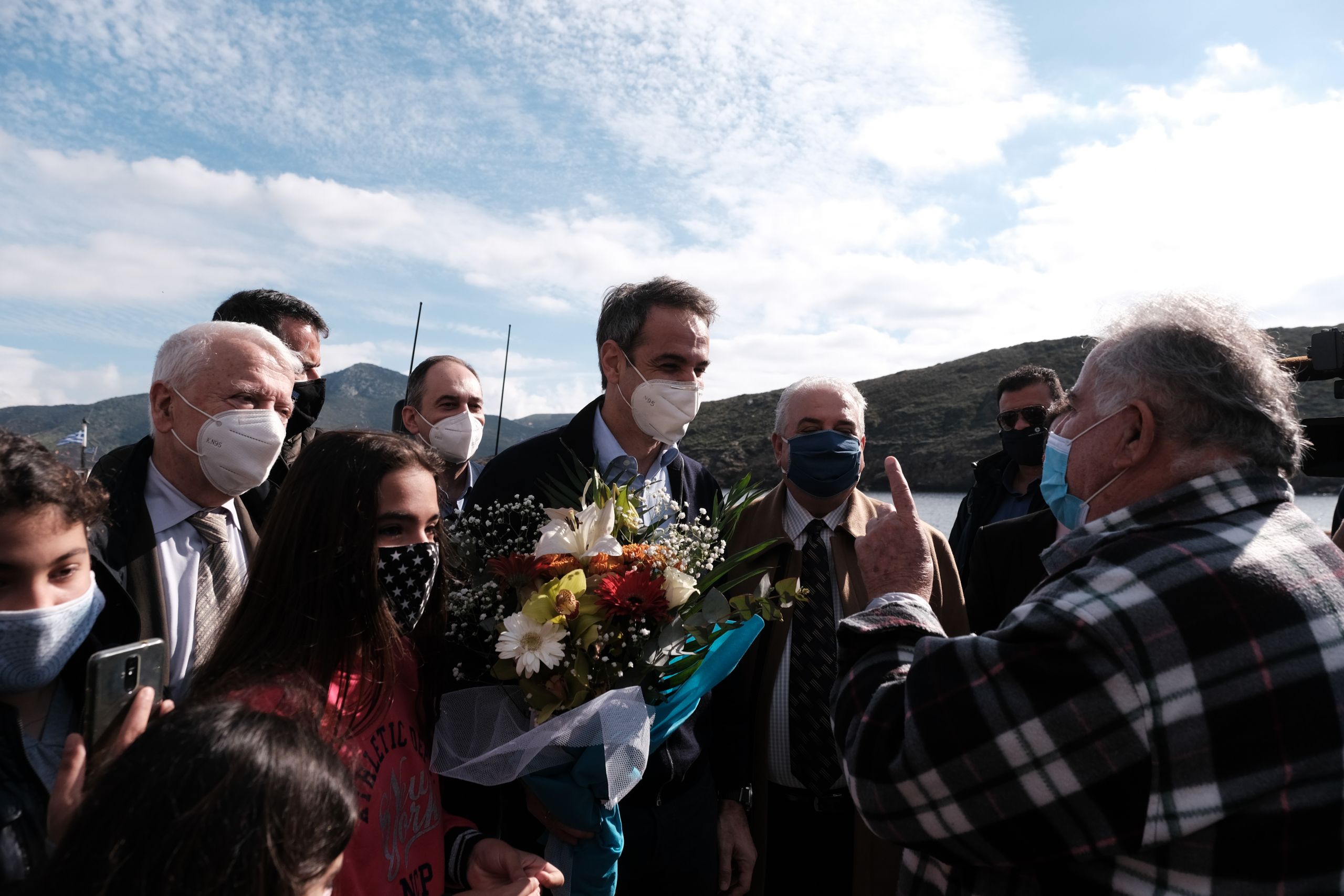 Μητσοτάκης Ικαρία: Σφοδρή σύγκρουση με την αντιπολίτευση για το γεύμα του πρωθυπουργού