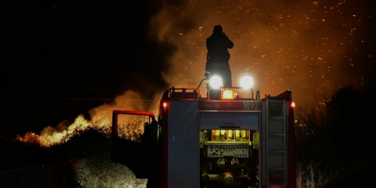 Φωτιά Μεσολόγγι: Τρία σπίτια έχουν τυλιχθεί στις φλόγες στα Σταμνά