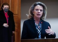 Ελίζα Βόζενμπεργκ: Η Λίνα Μενδώνη πρέπει να παραιτηθεί Ελίζα Βόζενμπεργκ: Η Λίνα Μενδώνη πρέπει να παραιτηθεί