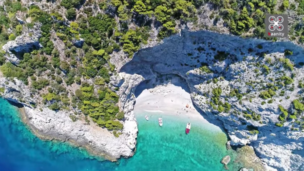 X-Beach: Η παραλία με το μυστηριώδες όνομα είναι μόνο 1,5 ώρα από την Αθήνα