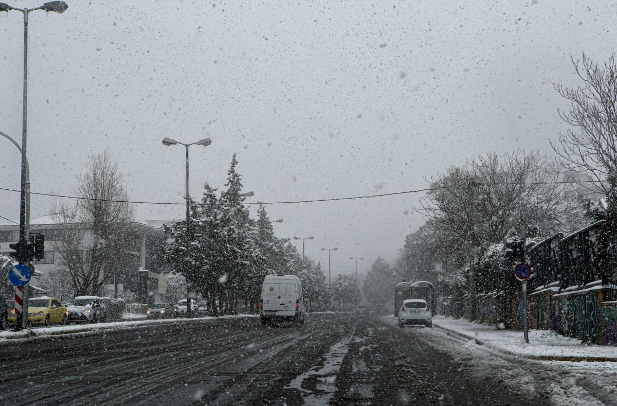 Χιόνια Αττική: Ντυμένο στα λευκά ξύπνησε το Λεκανοπέδιο – Πού εντοπίζονται τα προβλήματα
