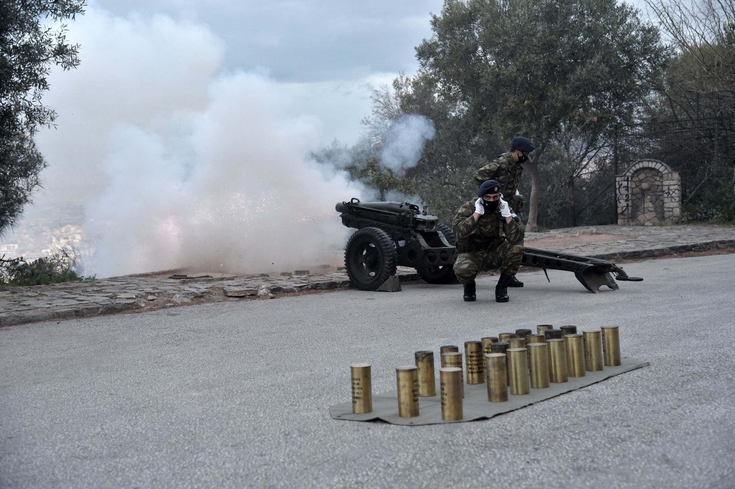 25η Μαρτίου: Κανονιοβολισμοί από το Λυκαβηττό [vid]