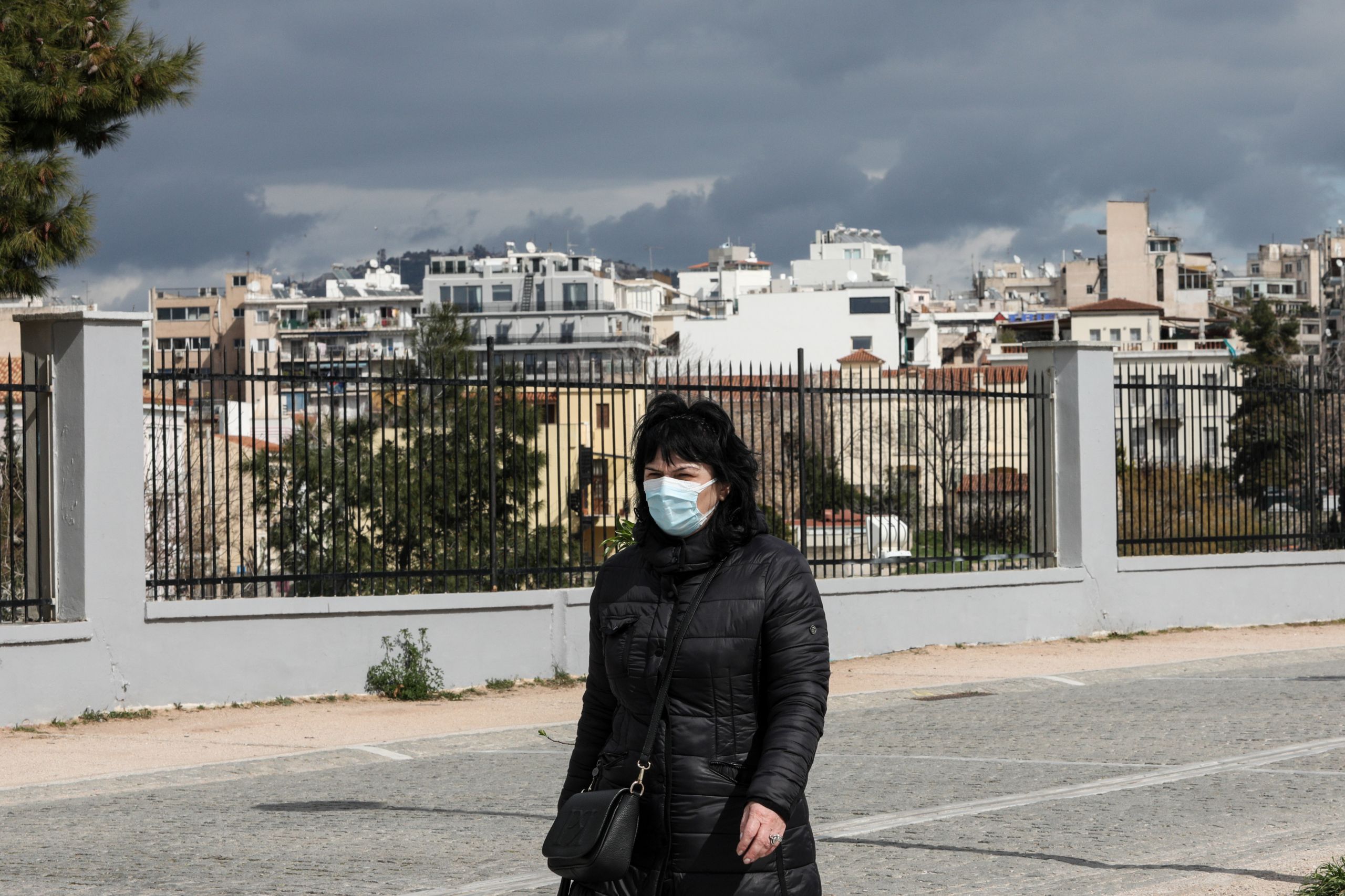 Κρούσματα σήμερα 2/3: Πάνω από 2.000 οι νέες μολύνσεις – Σφοδρή πίεση στο ΕΣΥ