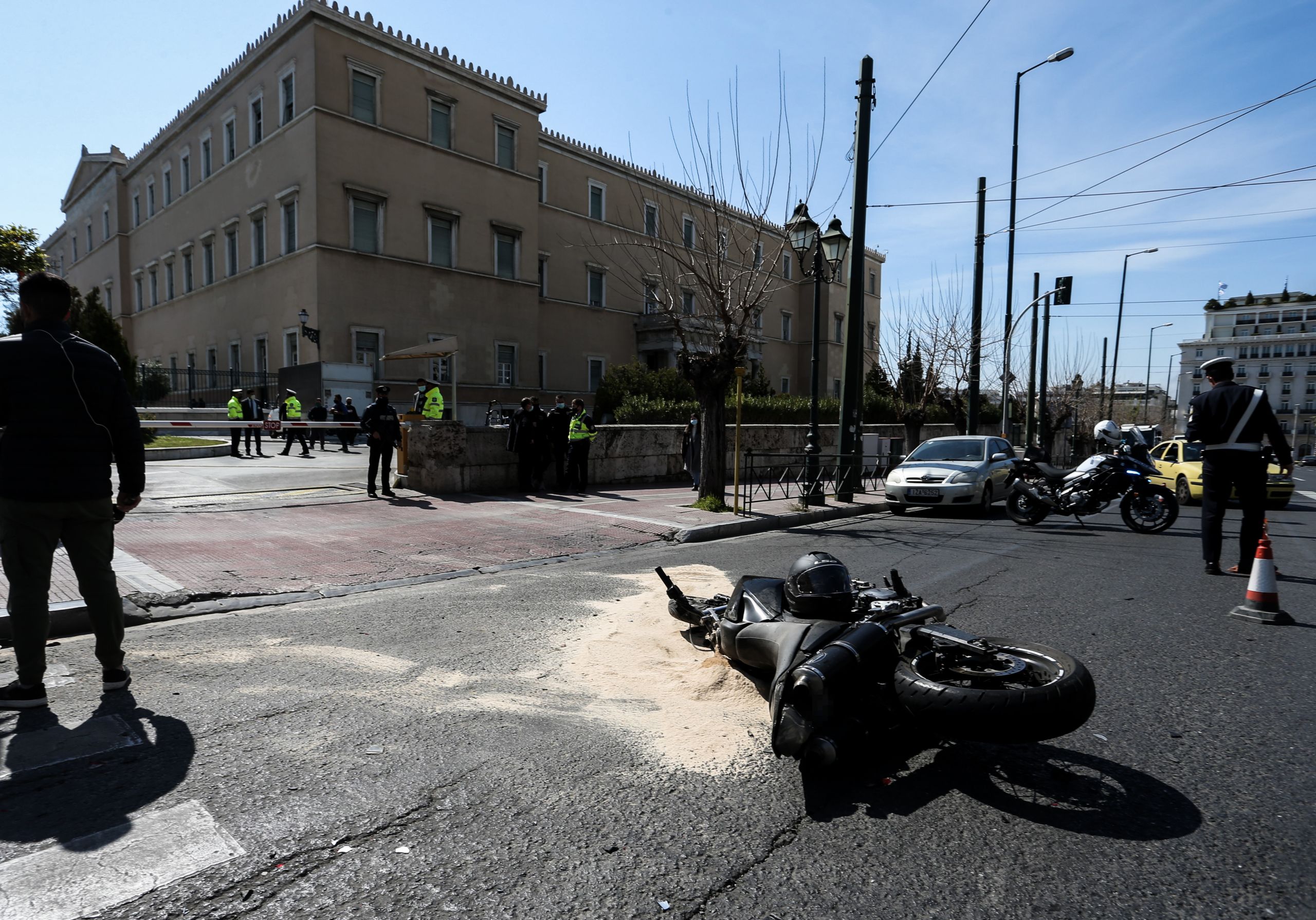 Τροχαίο στη Βουλή: Οι κάμερες τα έχουν καταγράψει όλα