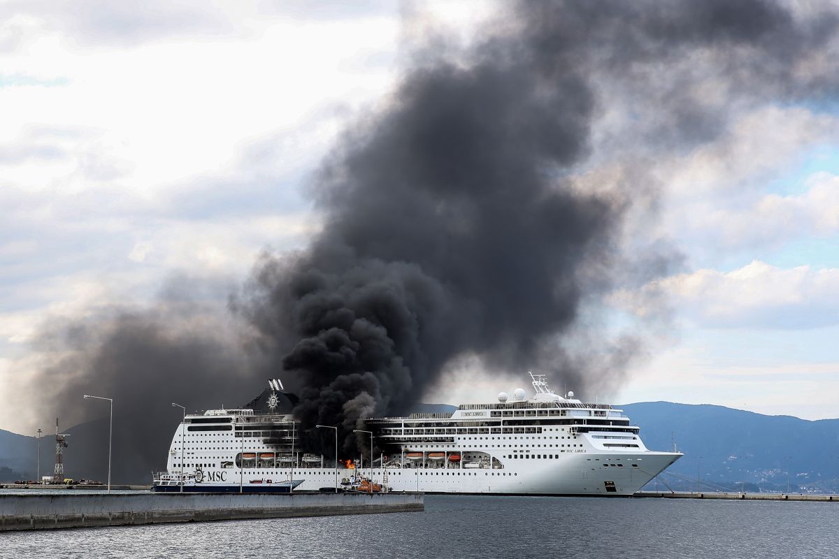 Φωτιά στο κρουαζιερόπλοιο: Φαινόταν από μακριά