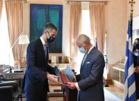 Πρίγκιπας Κάρολος: Η Βράβευση από τον Μπακογιάννη Πρίγκιπας Κάρολος: Η Βράβευση από τον Μπακογιάννη