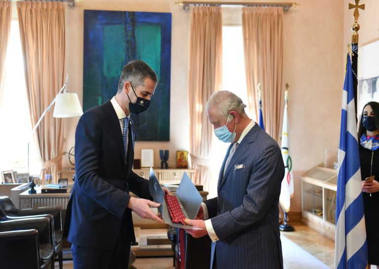 Πρίγκιπας Κάρολος: Η Βράβευση από τον Μπακογιάννη