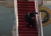 Τζο Μπάιντεν: Έπεσε στις σκάλες του Air Force One Τζο Μπάιντεν: Έπεσε στις σκάλες του Air Force One