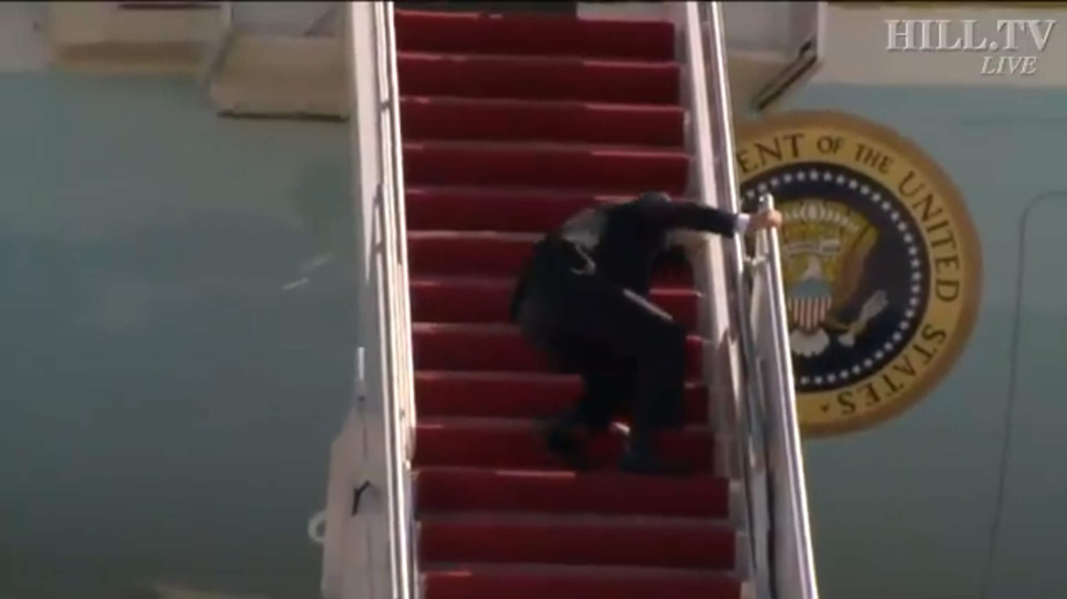Τζο Μπάιντεν: Έπεσε στις σκάλες του Air Force One