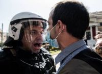 Αστυνομική βία: Η απάντηση της μητέρας του δικηγόρου στον αστυνομικό που την έβρισε Αστυνομική βία: Η απάντηση της μητέρας του δικηγόρου στον αστυνομικό που την έβρισε