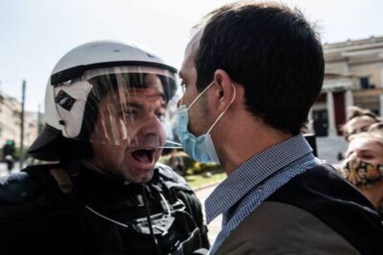 Αστυνομική βία: Η απάντηση της μητέρας του δικηγόρου στον αστυνομικό που την έβρισε