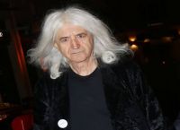 Νίκος Καρβέλας: Με μαύρο μαλλί και μούσι πριν 30 χρόνια Νίκος Καρβέλας: Με μαύρο μαλλί και μούσι πριν 30 χρόνια