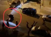 Φωτογραφία σοκ: Αστυνομικός σημαδεύει με όπλο