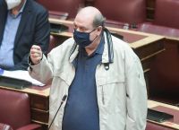 Φίλης: Παράλογο σε ένα τμήμα 25 παιδιών να πρέπει να νοσήσουν τα 13 για να κλείσει Φίλης: Παράλογο σε ένα τμήμα 25 παιδιών να πρέπει να νοσήσουν τα 13 για να κλείσει