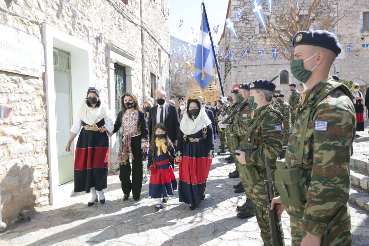 Γιάννα Αγγελοπούλου: Με παραδοσιακή ενδυμασία στη Μάνη