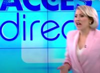 Γυμνή γυναίκα εισέβαλε στο πλατό και έριξε πέτρα στην παρουσιάστρια Γυμνή γυναίκα εισέβαλε στο πλατό και έριξε πέτρα στην παρουσιάστρια