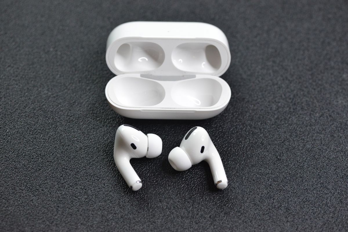 Apple AirPods: Διέρρευσαν φωτογραφίες της νέας συσκευής