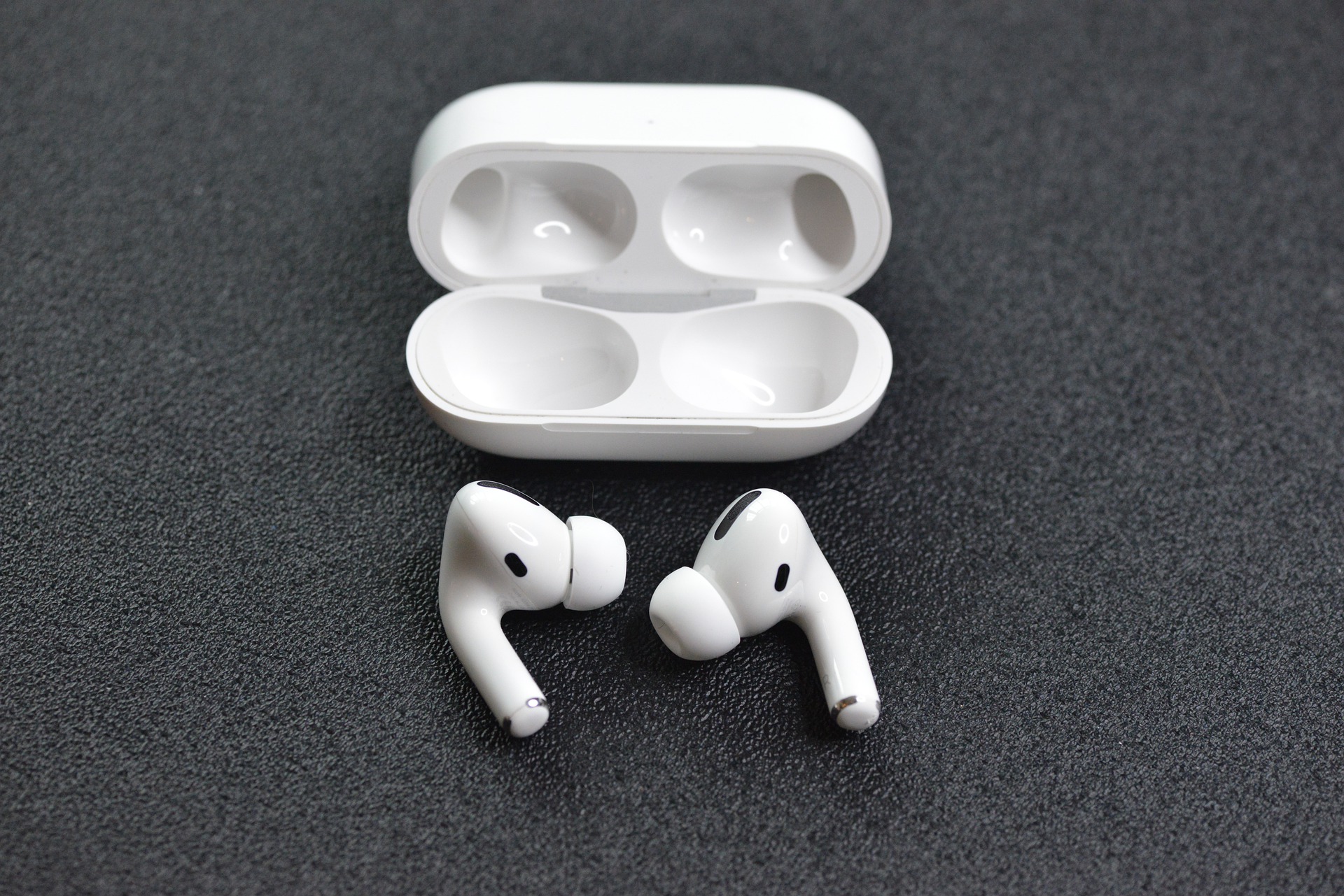 Apple AirPods: Διέρρευσαν φωτογραφίες της νέας συσκευής