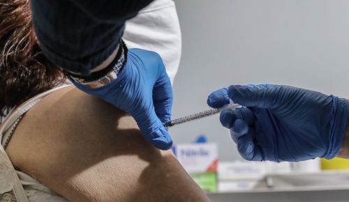 Τζανάκης: Δεν αποκλείεται επικαιροποίηση των εμβολίων