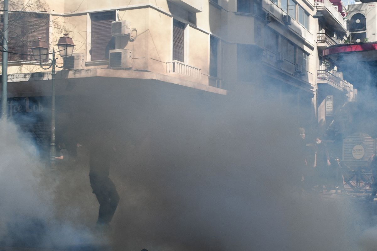Επεισόδια τώρα: Πέτρες, ξύλα και χημικά στη Θεσσαλονίκη