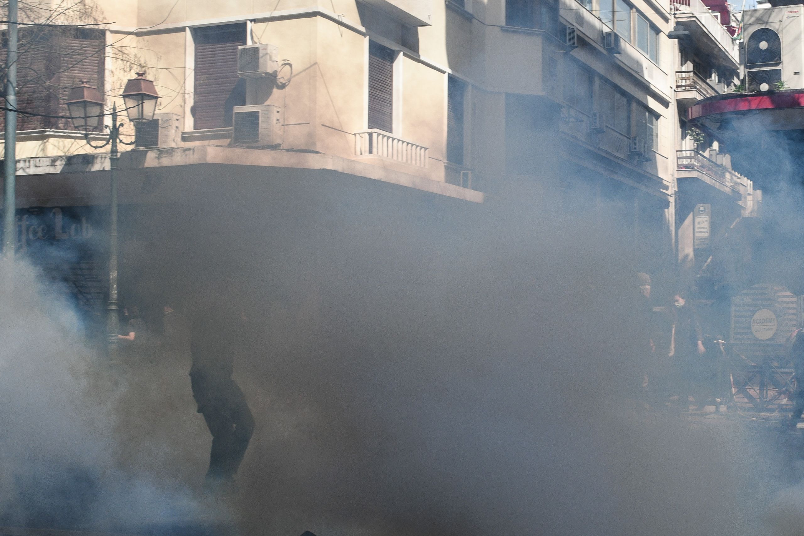 Επεισόδια τώρα: Πέτρες, ξύλα και χημικά στη Θεσσαλονίκη