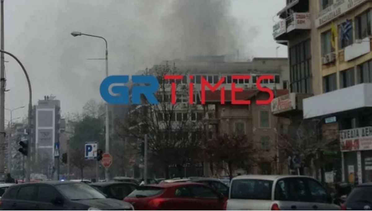 Θεσσαλονίκη: Φωτιά κοντά στα δικαστήρια – Ένας τραυματίας