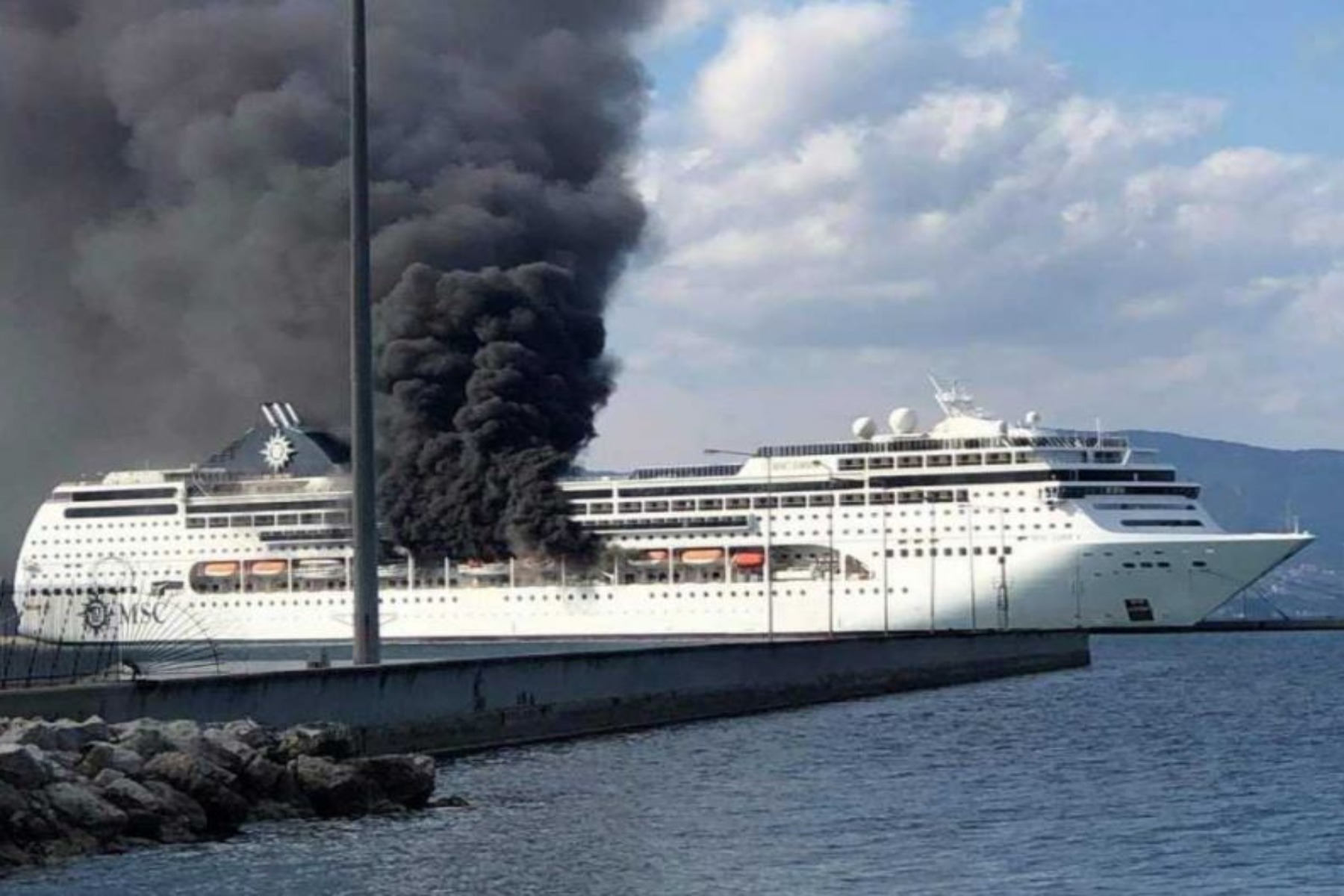 Φωτιά σε κρουαζιερόπλοιο: Φλέγεται στο λιμάνι της Κέρκυρας