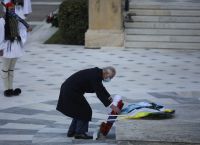 Πρίγκιπας Κάρολος: Συγκινήθηκε κατά την κατάθεση του στεφάνου Πρίγκιπας Κάρολος: Συγκινήθηκε κατά την κατάθεση του στεφάνου