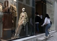 Καλοκαιρινές εκπτώσεις: Βελτιωμένες οι πωλήσεις των καταστημάτων Καλοκαιρινές εκπτώσεις: Βελτιωμένες οι πωλήσεις των καταστημάτων