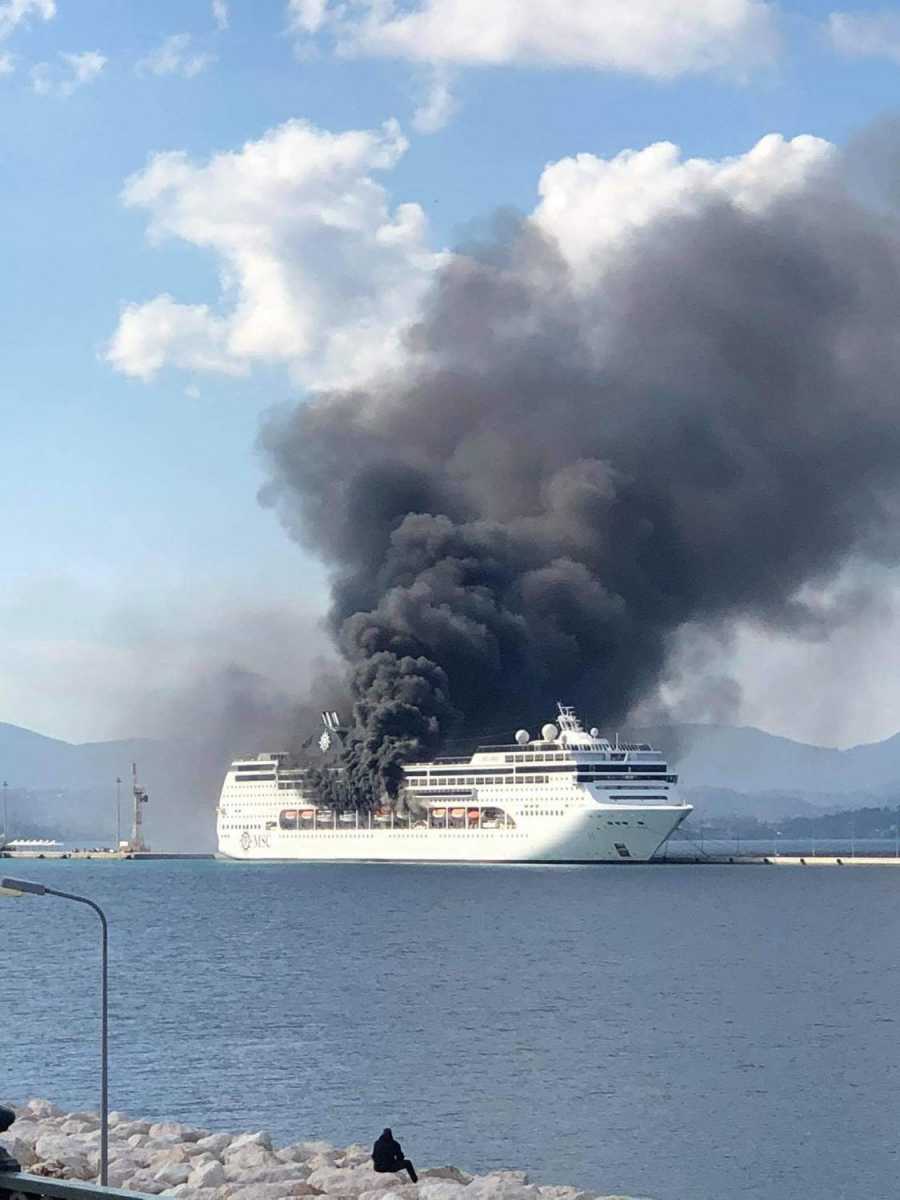 Φωτιά σε κρουαζιερόπλοιο: Φλέγεται στο λιμάνι της Κέρκυρας