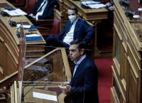 ΝΔ ΣΥΡΙΖΑ: Πόλεμος ανακοινώσεων για τον κορωνοϊό