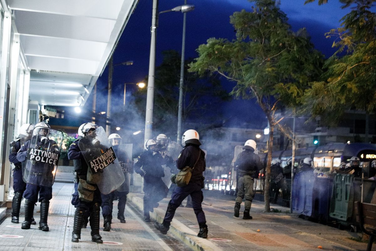 Αστυνομική βία: Tι είπε η δικηγόρος του αστυνομικού