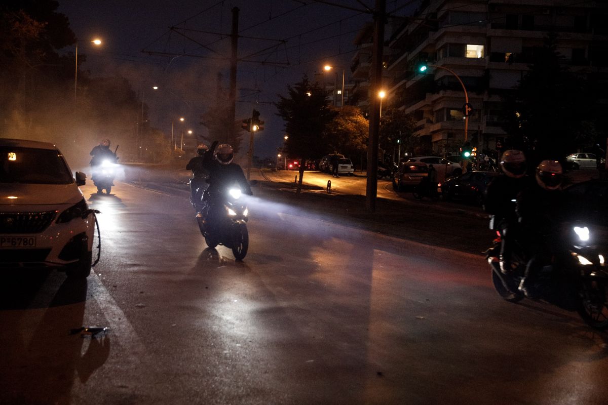 Νέα Σμύρνη: Νέα επεισόδια στην πλατεία – Έπεσαν δακρυγόνα