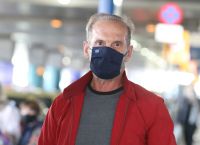 Πέτρος Κωστόπουλος: Ημίγυμνος και με μακριά μαλλιά σε ηλικία 20 ετών