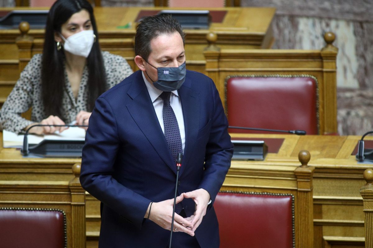 Πέτσας: Τι θα γίνει στο Δημόσιο αν θεσπιστεί υποχρεωτικός εμβολιασμός