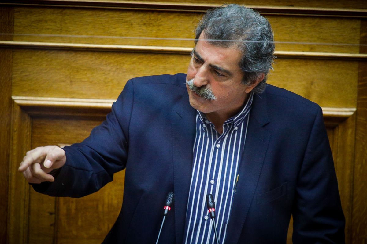 Παύλος Πολάκης: Οξείες αντιδράσεις μετά την ανάρτηση για τα εμβόλια