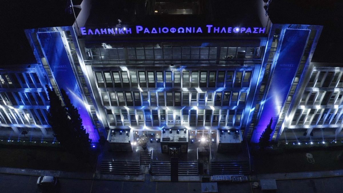 25η Μαρτίου: Το Ραδιομέγαρο της ΕΡΤ στα μπλε