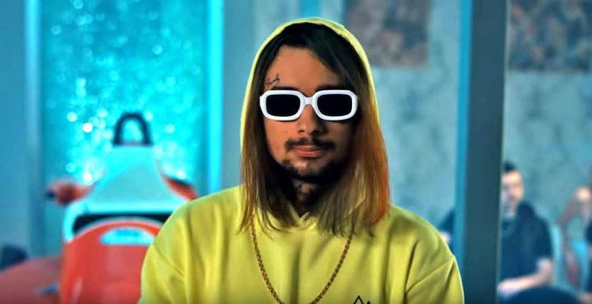 Sin Boy: Αγνώριστος με γυαλιά μυωπίας και νέο μαλλί
