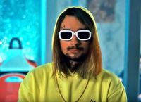 Sin Boy: Αγνώριστος με γυαλιά μυωπίας και νέο μαλλί