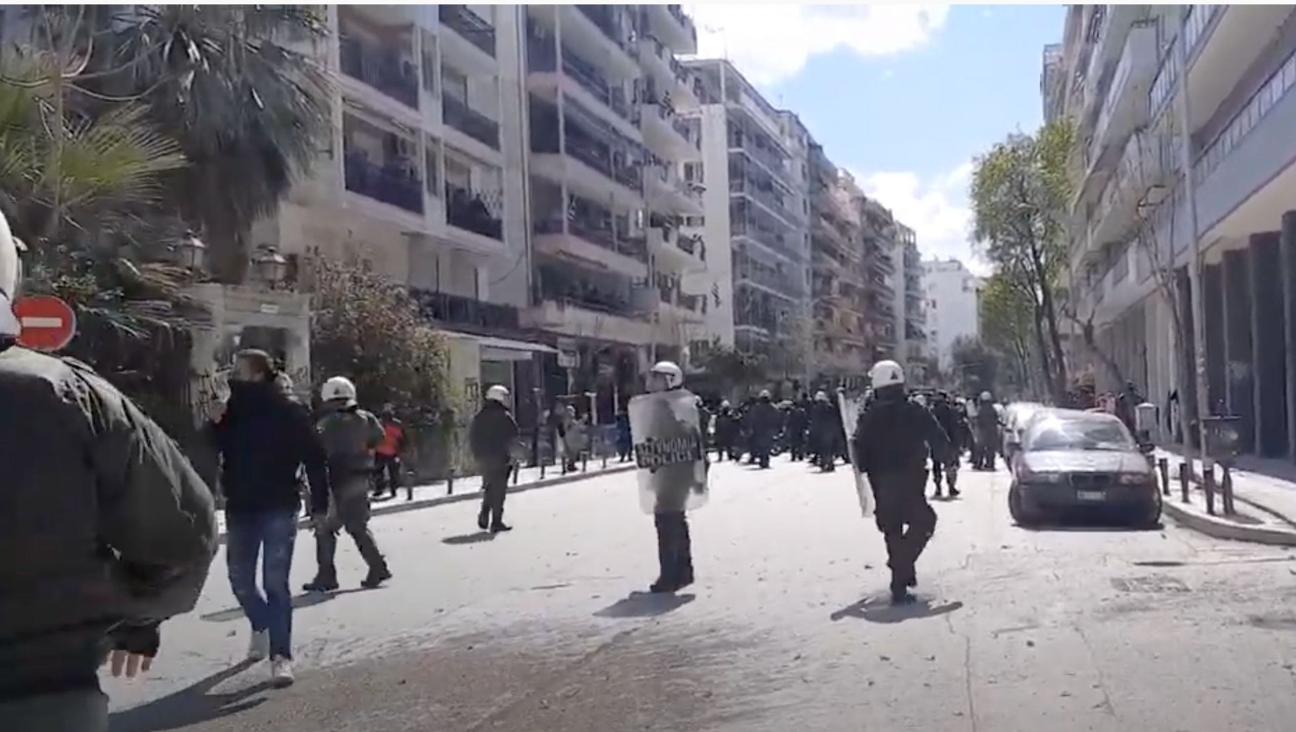 Επεισόδια τώρα στην Θεσσαλονίκη: Άγνωστοι πέταξαν πέτρες σε πολίτες