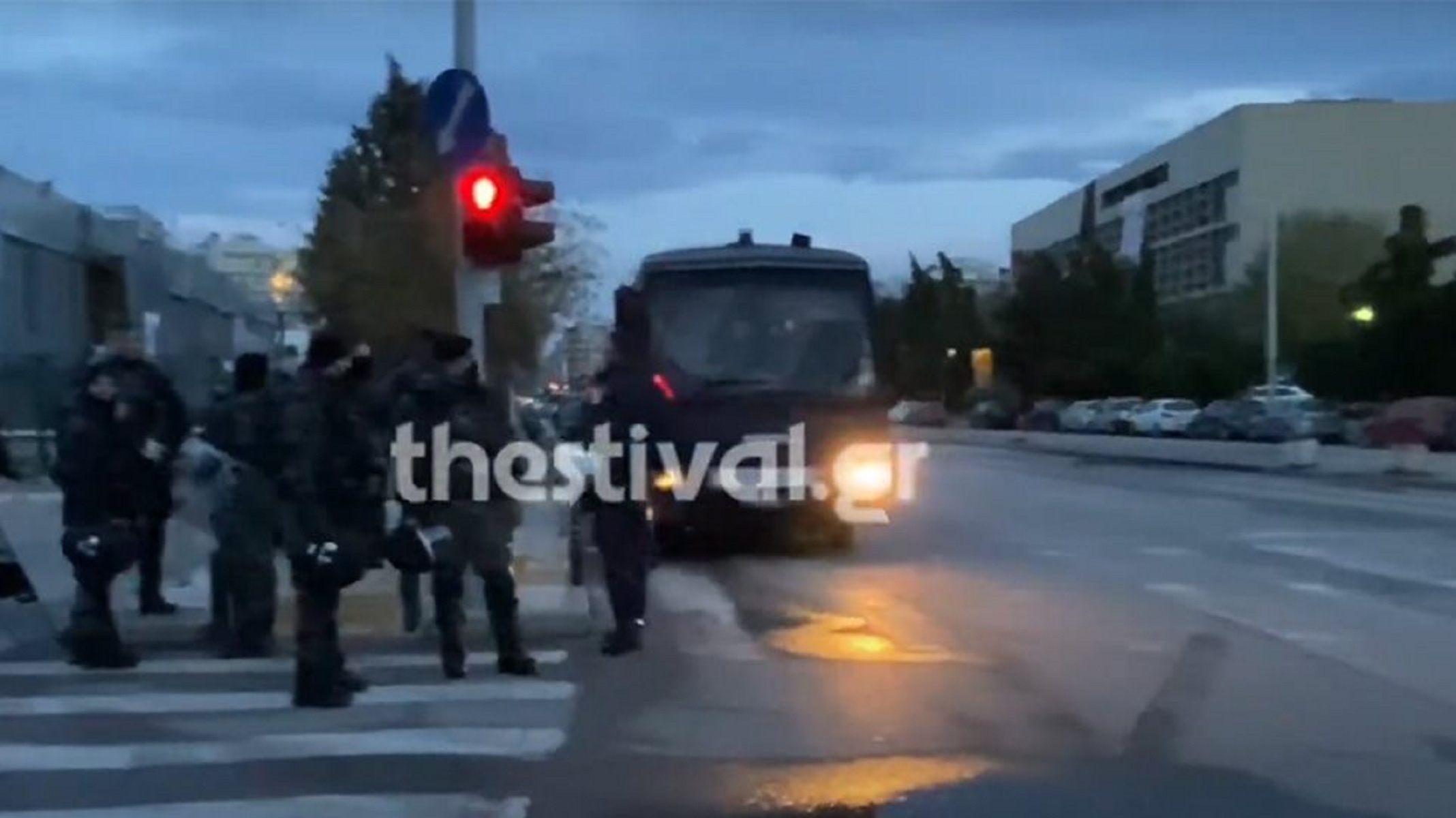 Κατάληψη ΑΠΘ: Σε εξέλιξη αστυνομική επιχείρηση εκκένωσής του