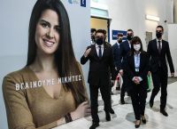 Σακελλαροπούλου: Επισκέφτηκε το εμβολιαστικό κέντρο Ελληνικού