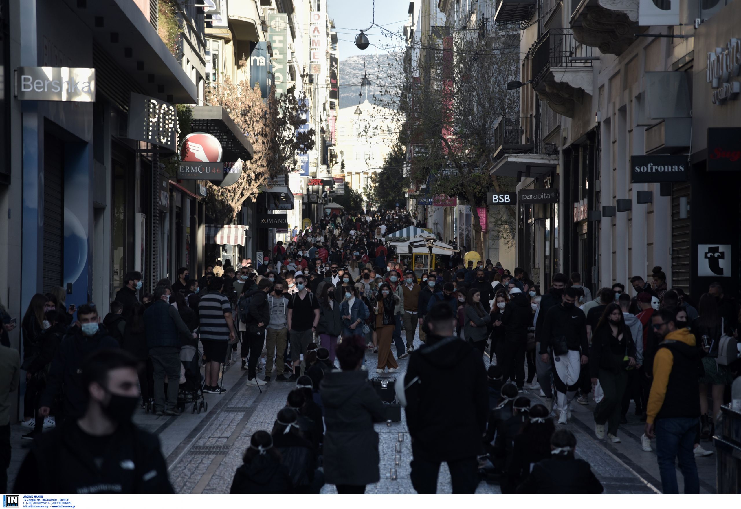 Εξαδάκτυλος για συνωστισμό: Σφίγγεται το στομάχι μας