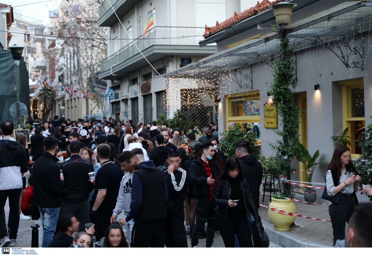 Κορωνοϊός: Νέος συνωστισμός στις πλατείες