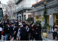 Κορωνοϊός: Νέος συνωστισμός στις πλατείες Κορωνοϊός: Νέος συνωστισμός στις πλατείες