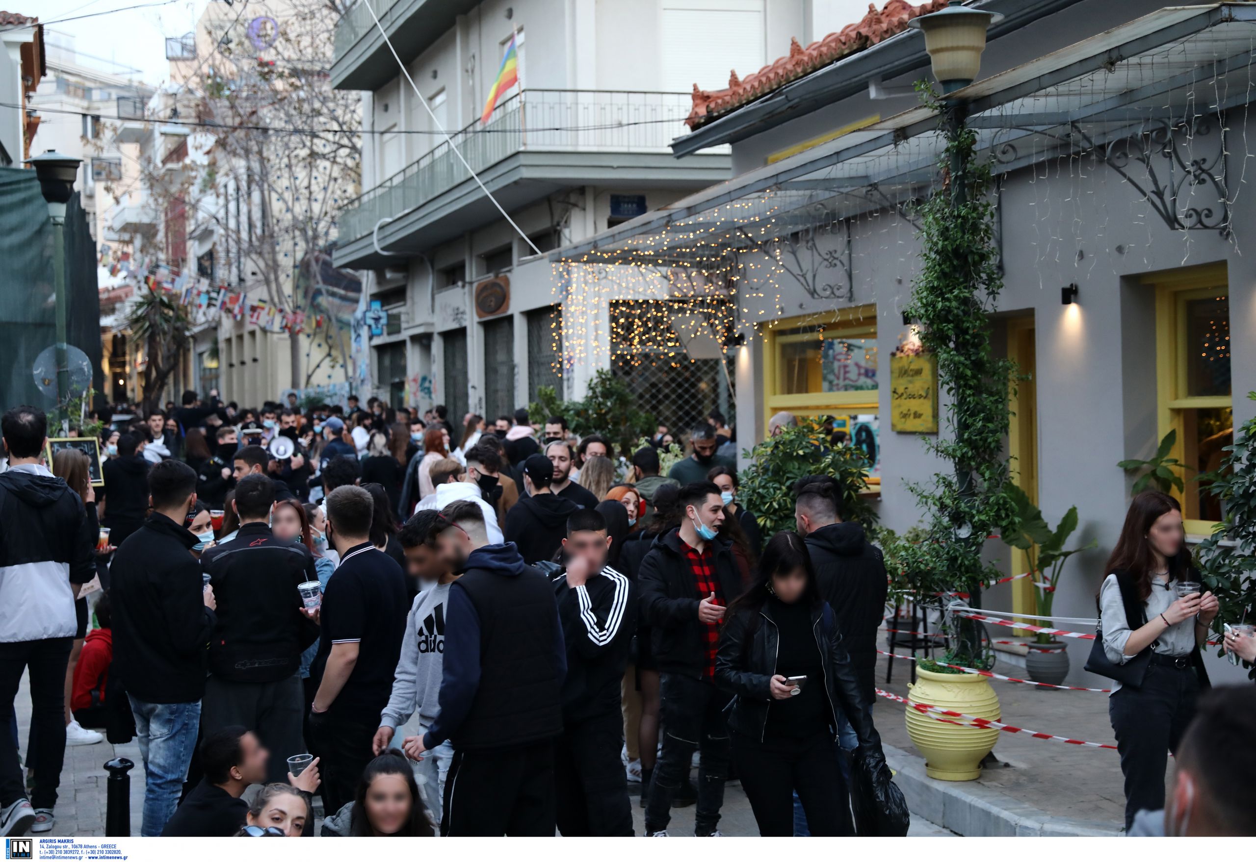 Κορωνοϊός: Νέος συνωστισμός στις πλατείες