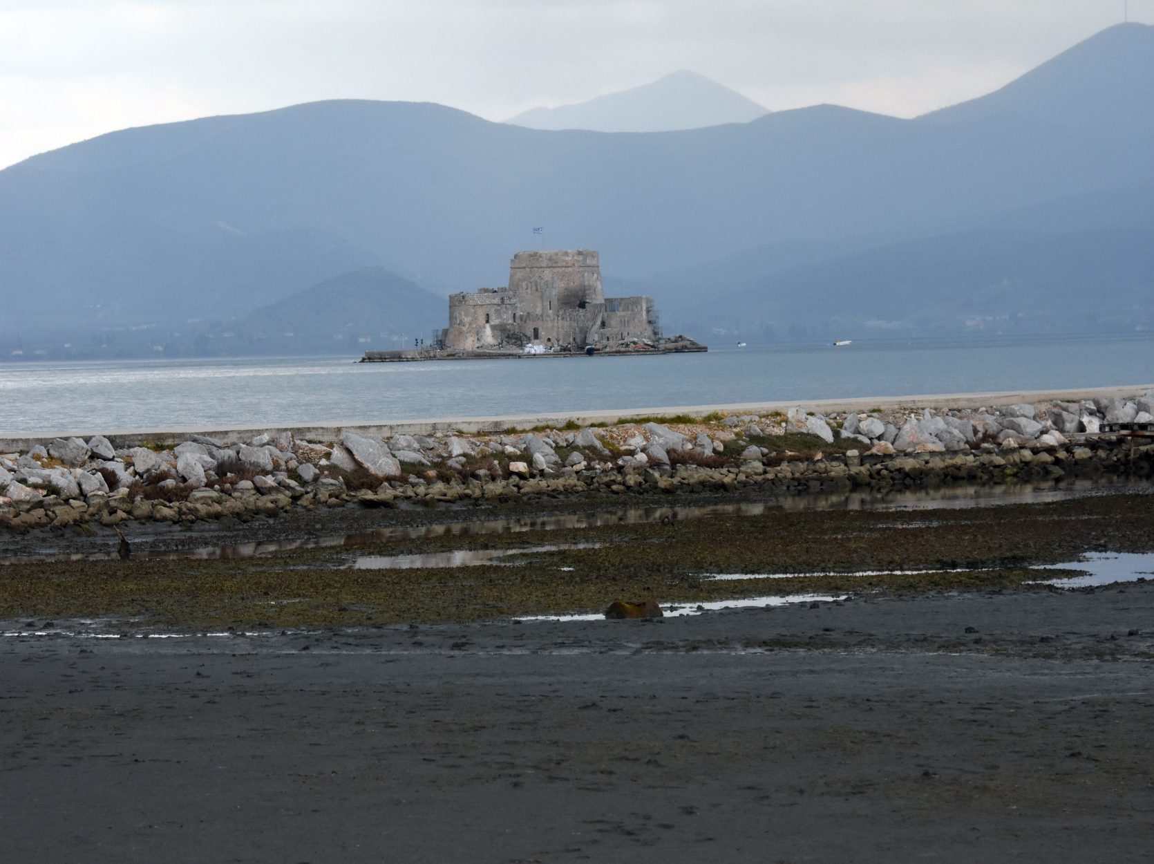 Ναύπλιο παλίρροια: Εξαφανίστηκε η θάλασσα