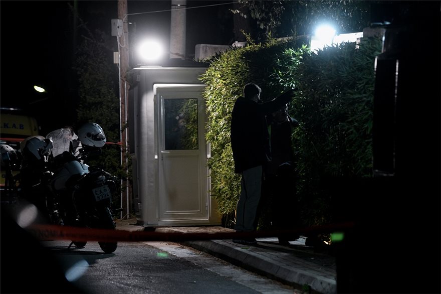 Μένιος Φουρθιώτης: Η στιγμή που ένοπλος ανοίγει πυρ έξω από το σπίτι του